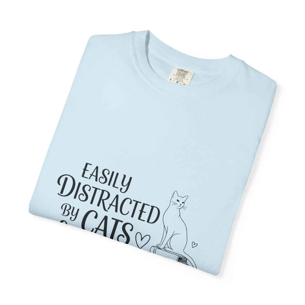 T-Shirt Easily distracted by Cats and Books  Garment Dyed Unisex Soft Cotton Tee – Minimal Casual Basic Shirt, Gender Neutral Everyday Summer Tee, Perfect Gift for Him or Her, Ideal for Cat Lovers Easily Distracted by Cats