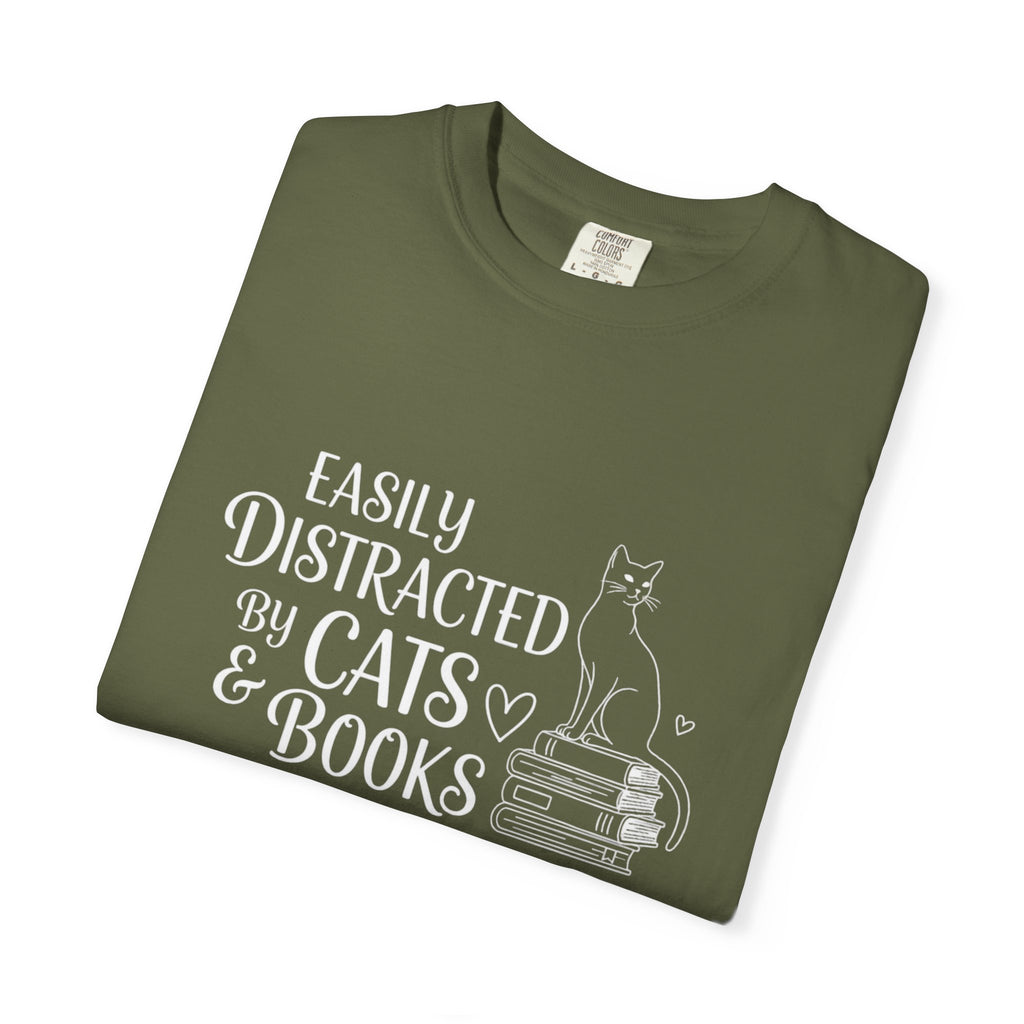 T-Shirt Easily distracted by Cats and Books  Garment Dyed Unisex Soft Cotton Tee – Minimal Casual Basic Shirt, Gender Neutral Everyday Summer Tee, Perfect Gift for Him or Her, Ideal for Cat Lovers Easily Distracted by Cats